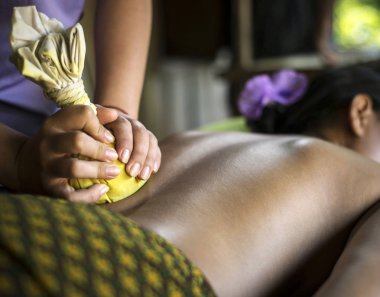 Asyalı masaj spa doğal organik güzellik bakımı bitkisel topu ile