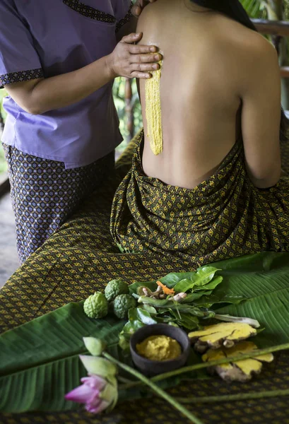 Asiatische Massage Spa Natürliche Organische Schönheitsbehandlung Mit Kurkuma Peelingpaste — Stockfoto