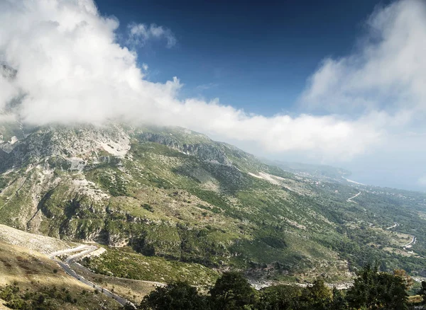 Sarande に近い晴れた日に南アルバニア田舎風光明媚な風景を見る — ストック写真