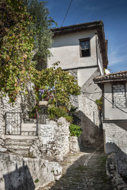 berat kent Arnavutluk'ta Arnavut kaldırımlı sokakta