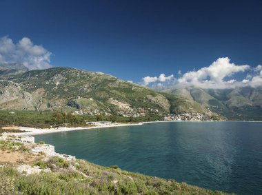 İyon Akdeniz sahil plaj manzara Sarande kuzeyinde Güney Arnavutluk Vlore yolda