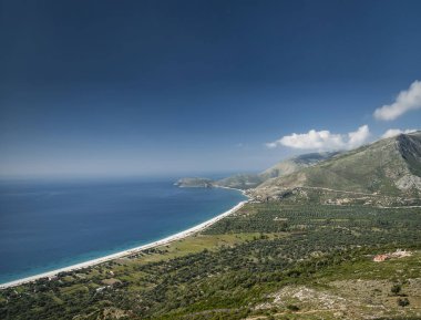 İyon Akdeniz sahil plaj manzara Sarande kuzeyinde Güney Arnavutluk Vlore yolda