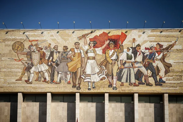 Ulusal Tarih Müzesi Simgesel Yapı ve ünlü 'Arnavutlar' sosyalist gerçekçi mozaik duvar skanderberg Meydanı Tiran Arnavutluk