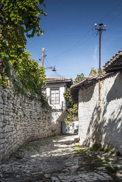 アルバニアのベラト旧市街の石畳の通り — ストック写真