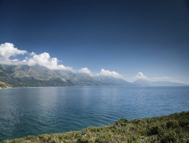 Sarande kuzeyinde Güney Arnavutluk Vlore yolda iyon Akdeniz sahil peyzaj