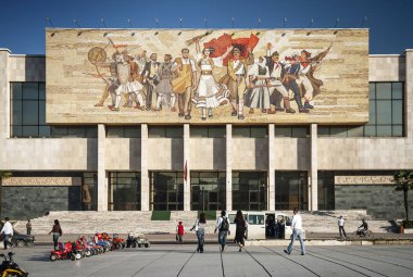 Ulusal Tarih Müzesi Simgesel Yapı ve ünlü 'Arnavutlar' sosyalist gerçekçi mozaik duvar skanderberg Meydanı Tiran Arnavutluk