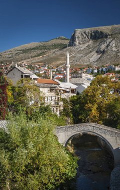 Simgesel Yapı eski kasaba evleri ve mostar Bosna görünümünde Camii
