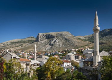 Simgesel Yapı eski kasaba evleri ve mostar Bosna görünümünde Camii