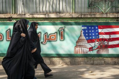 tarafından Amerikan ve İsrail propaganda duvar Tahran Caddesi İran'a eski dışında bize Büyükelçiliği yürüyen örtülü Müslüman kadın