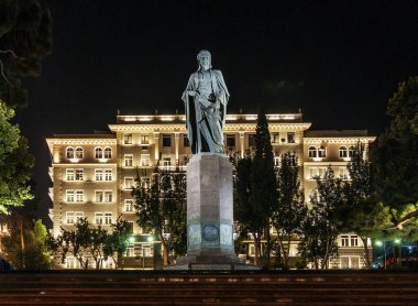Gece eski Bakü şehir şehir Azərbaycanda Nizami kare heykel Simgesel Yapı