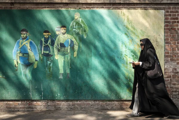 Veiled Muslim Woman Walking Revolutionary Fighters Mural Downtown Tehran City — Stock Photo, Image