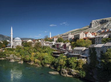 Neretva Nehri ve mostar Bosna eski şehirdeki Camii