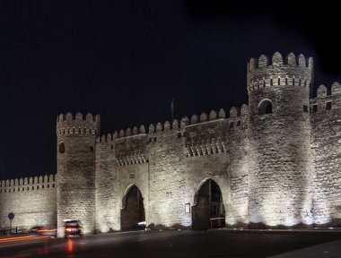 eski şehir kale kapıları simgesel yapı şehir merkezinde gece Bakü Azerbaycan