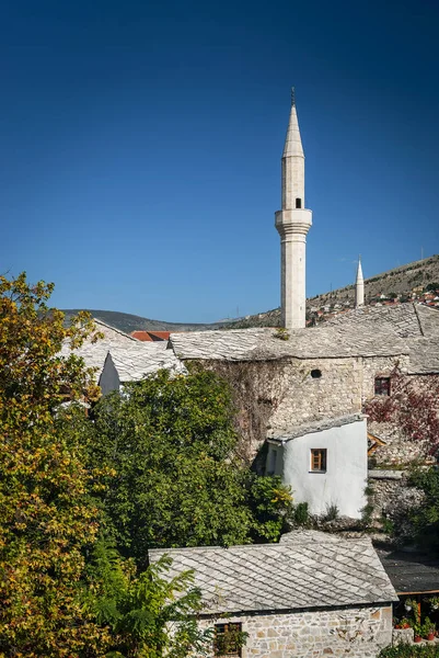 Punto Riferimento Vecchie Case Città Moschea Vista Mostar Bosnia — Foto Stock