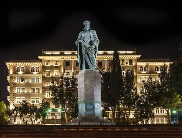 夜の古い町のバクー市アゼルバイジャンのニザーミー広場像ランドマーク — ストック写真