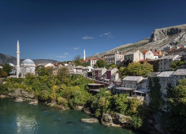 Neretva Nehri ve mostar Bosna eski şehirdeki Camii