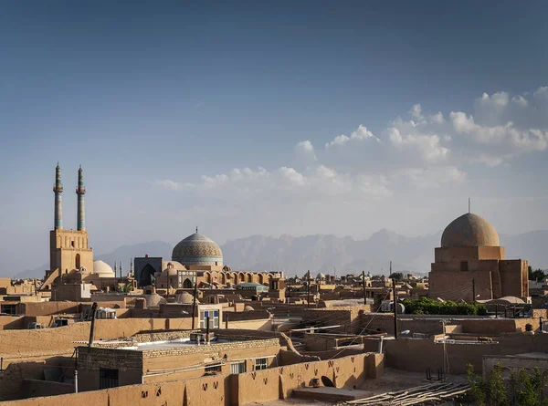 イランのヤズド市内旧市街の屋根ダウンタウン モスクとランドス ケープ ビュー — ストック写真