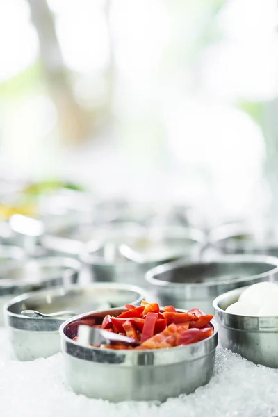 Tazones Pimientos Rojos Verduras Orgánicos Mezclados Frescos Exhibición Moderna Barra —  Fotos de Stock