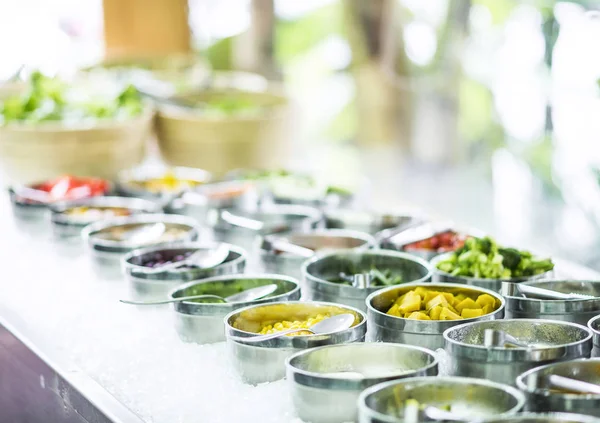 モダンなサラダ バー表示で新鮮な有機野菜のボウル — ストック写真