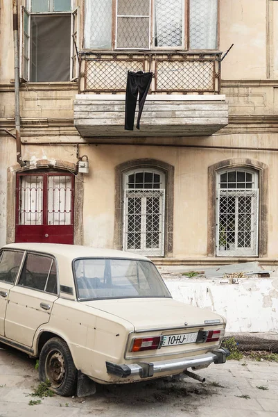 Вид Старой Улицы Города Баку Азербайджане Винтажным Старым Автомобилем Soviet — стоковое фото