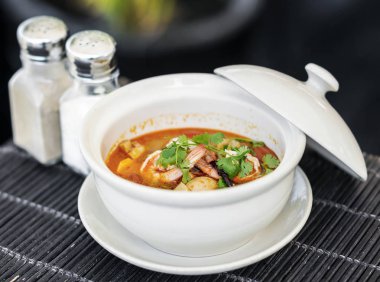 baharatlı kırmızı köri Asya taze deniz mahsulleri çorbası phu quoc Vietnam