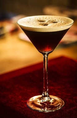 kahve espresso krem martini kokteyl içki bardağı içinde rahat bar