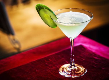 salatalık ve kireç martini kokteyl içki cam içinde rahat bar karma