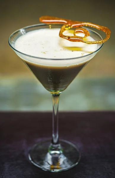 Creme Caramello Crema Martini Cocktail Drink Bicchiere Sul Bar — Foto Stock