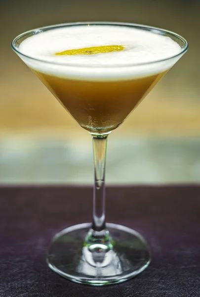 柠檬和蜂蜜马丁尼鸡尾酒饮料玻璃在酒吧 — 图库照片