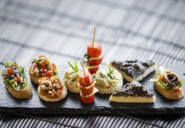 İspanyol gurme yaratıcı tapas karışık çerez Tabağı masaya ayarla