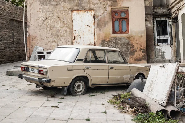 Вид Старой Улицы Города Баку Азербайджане Винтажным Старым Автомобилем Soviet — стоковое фото