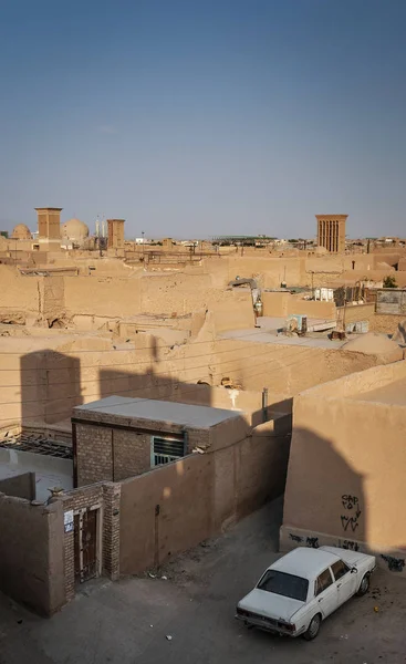 Şehir rooftops rüzgar kuleleri ve İran'ın Yezd şehir tarihi kent manzaralı