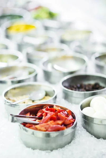 Tazones Pimientos Rojos Verduras Orgánicos Mezclados Frescos Exhibición Moderna Barra —  Fotos de Stock