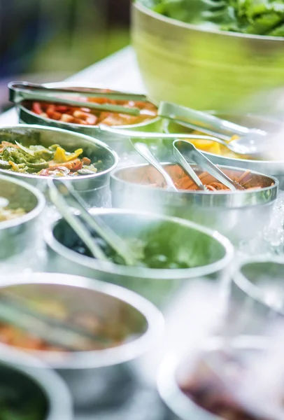 现代沙拉酒吧展示的混合新鲜有机蔬菜碗 — 图库照片