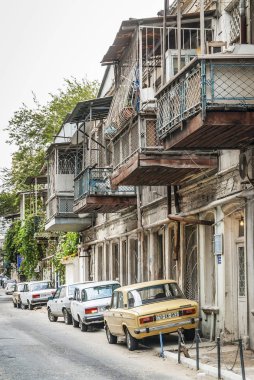 Bakü şehir eski şehir cadde görünümü Azerbaycan eski model eski Sovyet araba ile