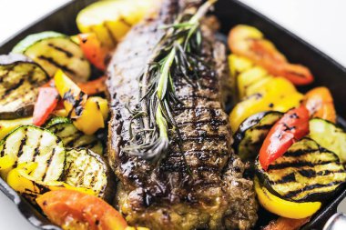 Yunan organik kuzu biftek ızgara sebze ve otlar yakıcı tava