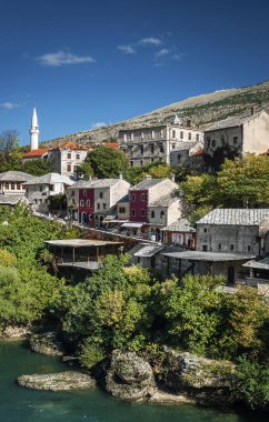 Neretva Nehri ve mostar Bosna eski şehirdeki Camii