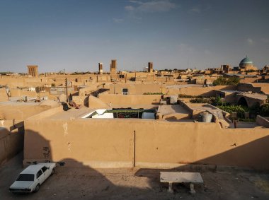Şehir rooftops rüzgar kuleleri ve İran'ın Yezd şehir tarihi kent manzaralı