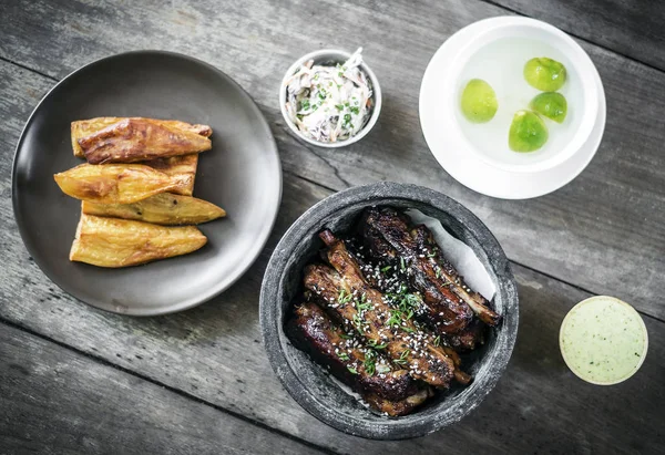 Moderno Gourmet Asiático Estilo Barbacoa Picante Costillas Cerdo Con Salsa —  Fotos de Stock