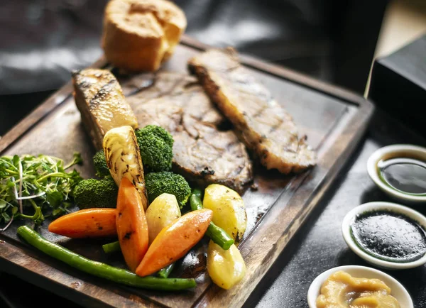 Gastronomische Zondag Gebraden Rundvlees Traditionele Britse Maaltijd Oude Houten Pub — Stockfoto