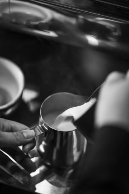 BW siyah beyaz kapatmak kadar ayrıntı modern café makine ve gözlük ile espresso kahve yapma