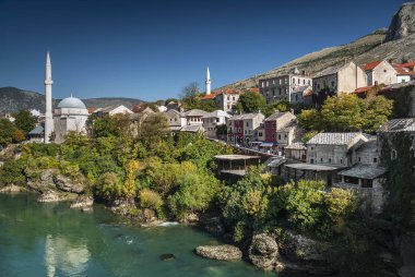 Neretva Nehri ve mostar Bosna eski şehirdeki Camii