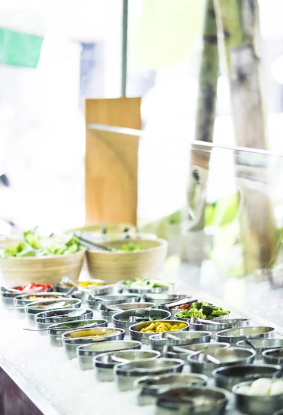 Tazones de verduras orgánicas frescas mezcladas en la exhibición de la barra de ensalada —  Fotos de Stock