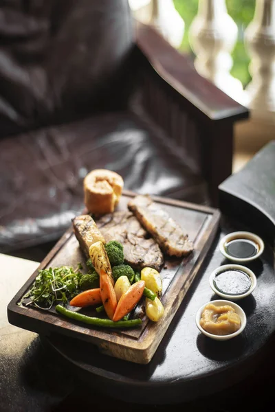 Sunday roast beef traditional british meal set on table — Stock Photo, Image