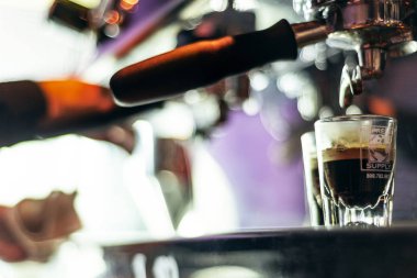 espresso kahve kadar ayrıntı modern café makine ile kapatmak