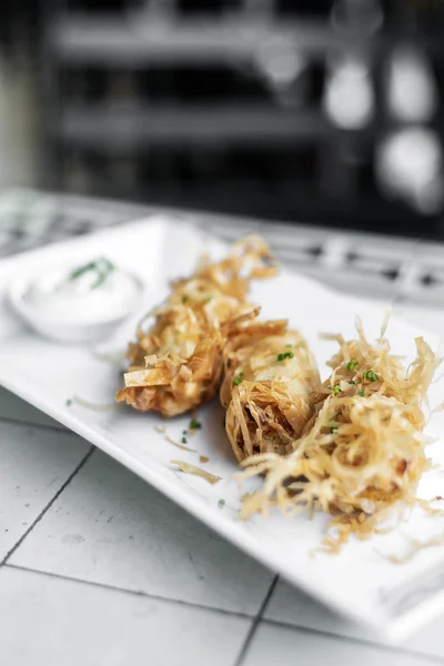 Asiatiques Riz Frit Nouilles Crevettes Printemps Rouleaux Plat Entrée Singapour — Photo