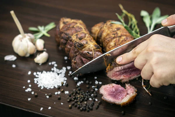 Een Portie Organische Gebraden Rundvlees Roll Snijden Met Een Mes — Stockfoto