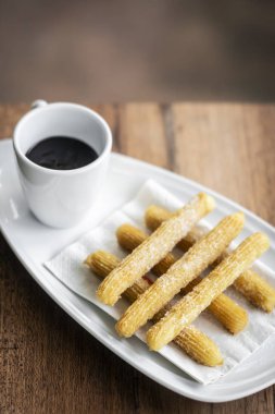 churros con Çikolata geleneksel İspanyol tatlı kahvaltı seti ahşap masa üzerinde