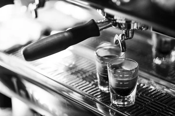 Fare Caffè Espresso Bianco Nero Vicino Dettaglio Con Moderna Macchina — Foto Stock