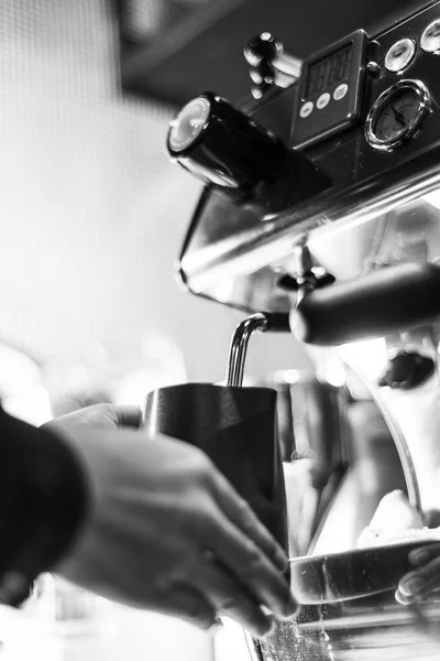 Att Göra Espressokaffe Svartvitt Närbild Detalj Med Modernt Café Maskin — Stockfoto